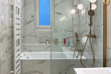 パリにある高級な中くらいなコンテンポラリースタイルのおしゃれな浴室 (インセット扉のキャビネット、ベージュのキャビネット、アンダーマウント型浴槽、オープン型シャワー、白いタイル、大理石タイル、大理石の床、一体型シンク、人工大理石カウンター、白い床、オープンシャワー、白い洗面カウンター、洗面台2つ、造り付け洗面台) の写真