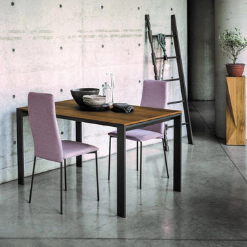 Evolution extending dining table with varnished base by Sedit