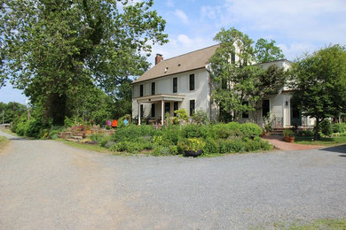 Home design - cottage home design idea in New York