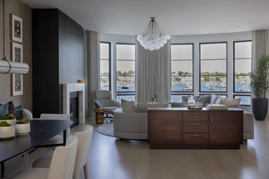 Идея дизайна: гостиная комната в современном стиле с светлым паркетным полом и фасадом камина из дерева