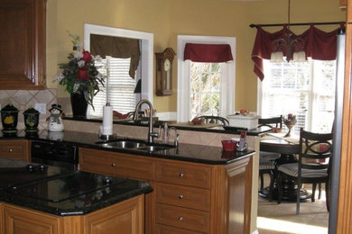 Kitchen - traditional kitchen idea in Charlotte