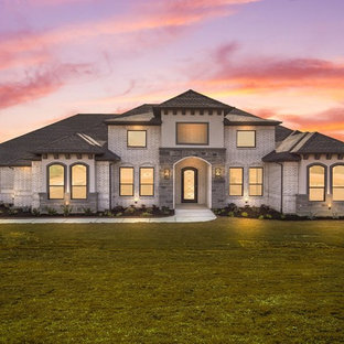 ダラスのトランジショナルスタイルのおしゃれな家の外観 (混合材サイディング、グレーの外壁、戸建、板屋根) の写真