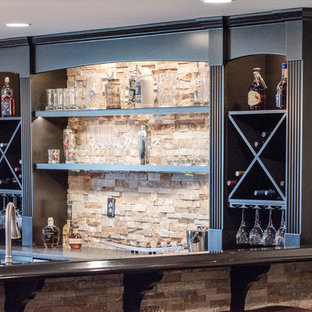 Imagen de sótano con puerta clásico, grande, con paredes beige, suelo de madera en tonos medios, chimenea tradicional, marco de chimenea de ladrillo y suelo marrón