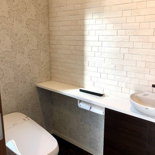 Idee per un bagno di servizio minimalista di medie dimensioni con pareti grigie, pavimento in compensato e pavimento marrone