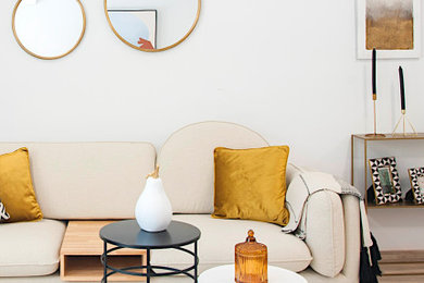 Foto de salón beige y blanco moderno