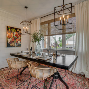 Cette image montre une salle à manger rustique avec sol en stratifié et un sol marron.