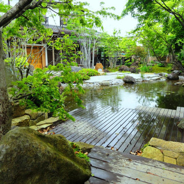 湧水から小川へ・・・水景の庭