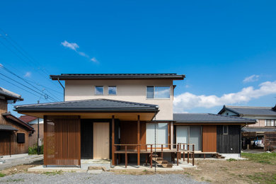 Ejemplo de fachada de casa beige de dos plantas con tejado de teja de barro, revestimiento de madera y panel y listón