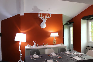 Cette image montre une salle à manger rustique.