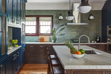 Example of a kitchen design in Chicago