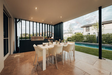 Mittelgroßer, Überdachter Patio im Innenhof mit Outdoor-Küche und Natursteinplatten in Sonstige