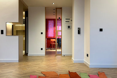 Imagen de salón actual de tamaño medio con suelo laminado y alfombra