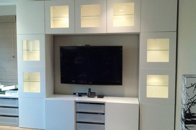 Imagen de salón moderno con televisor colgado en la pared