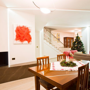 バーリの中サイズの北欧風 LDKの画像 (白い壁、磁器タイルの床、横長型暖炉、漆喰の暖炉まわり、白い床)