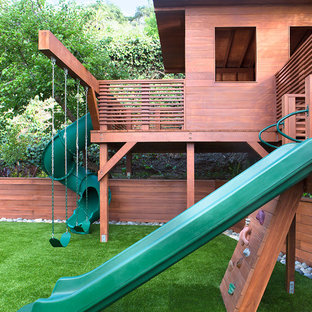 Diseño de jardín tradicional con parque infantil