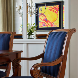 Стильный дизайн: большая гостиная-столовая в стиле современная классика с серебряными стенами и мраморным полом - последний тренд