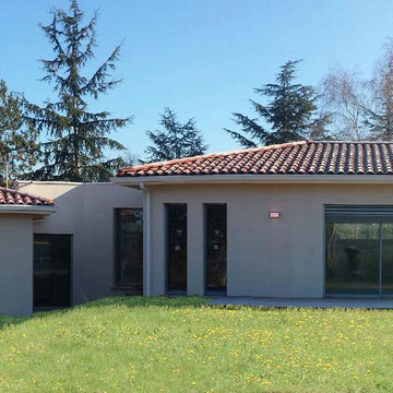 Maison contemporaine à patio d'entrée