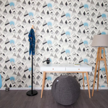 Papier peint à motifs montagne, lampadaire en bois et tissu, console en bois