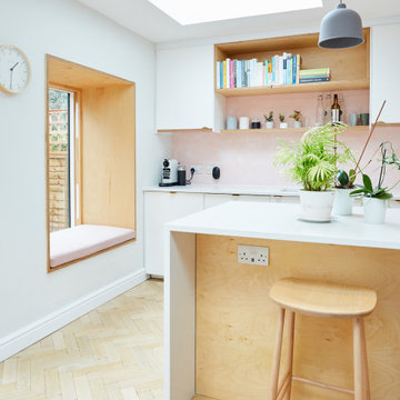 kitchen / window seat / breakfast bar