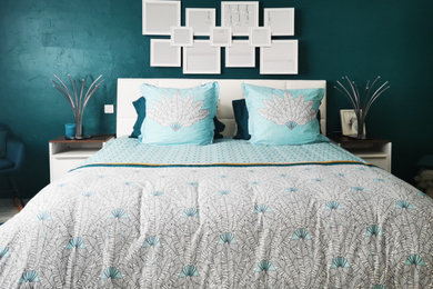 他の地域にある広いコンテンポラリースタイルのおしゃれな主寝室 (青い壁、ラミネートの床、ベージュの床)