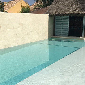 Piscinas ¡de sueño! con mosaico beige | Agua azul turquesa