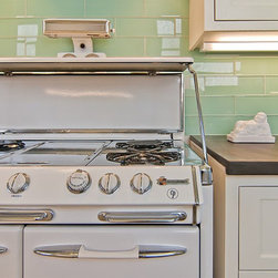 Lush 4x12 glass subway tile Surf Green Kitchen - タイル