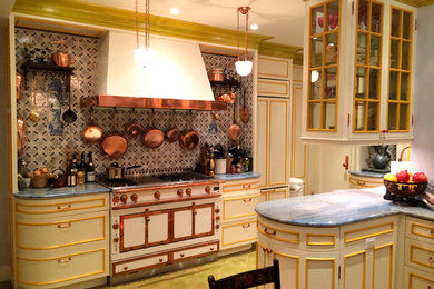 Kitchen - mid-sized traditional kitchen idea in New York