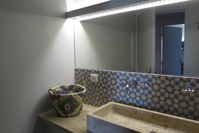 Cette photo montre une petite salle d'eau méditerranéenne avec une douche à l'italienne, un carrelage bleu, des carreaux de béton, carreaux de ciment au sol, une grande vasque et un plan de toilette en marbre.