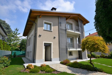 Immagine della facciata di una casa grande contemporanea a tre piani con rivestimento in metallo