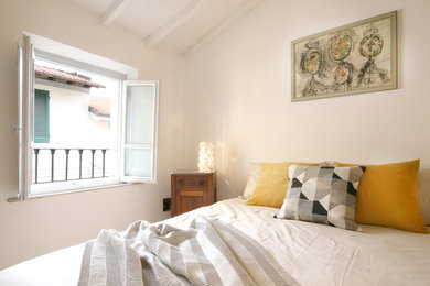 フィレンツェにある地中海スタイルのおしゃれな寝室