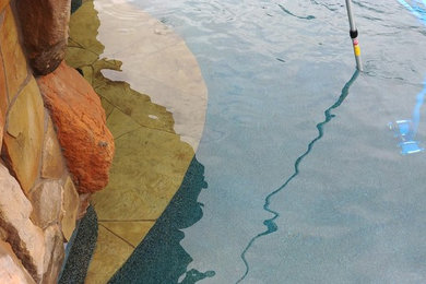 Свежая идея для дизайна: естественный бассейн среднего размера, произвольной формы на заднем дворе в средиземноморском стиле с джакузи и покрытием из бетонных плит - отличное фото интерьера