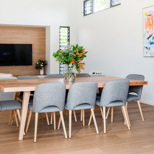 サンシャインコーストのコンテンポラリースタイルのLDKの画像 (白い壁、淡色無垢フローリング、暖炉なし、ベージュの床)