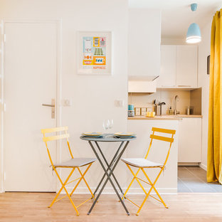 Неиссякаемый источник вдохновения для домашнего уюта: маленькая угловая кухня-гостиная в скандинавском стиле с врезной раковиной, плоскими фасадами и белыми фасадами