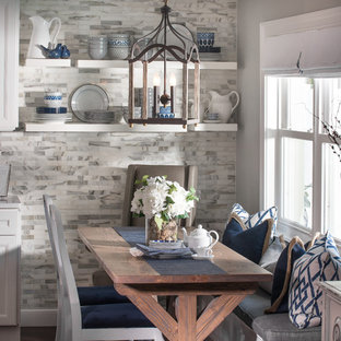 オーランドの広いトランジショナルスタイルのLDKの画像 (グレーの壁、濃色無垢フローリング)