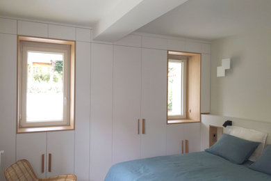 Inspiration pour une chambre d'amis blanche et bois marine de taille moyenne avec un mur blanc et parquet clair.