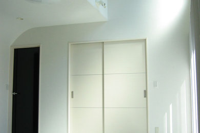 他の地域にあるモダンスタイルのおしゃれなLDK (白い壁、合板フローリング、暖炉なし、白い床、壁紙、白い天井) の写真