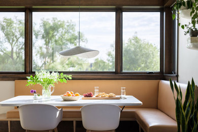 Example of a minimalist dining room design in Chicago