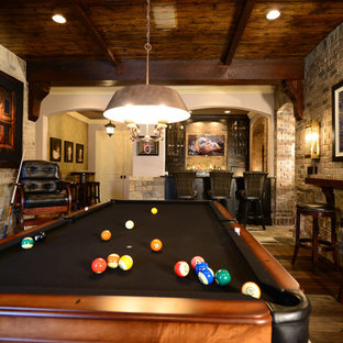 Exemple d'une grande salle de cinéma chic ouverte avec un sol en bois foncé, un mur multicolore, un sol marron et un téléviseur fixé au mur.