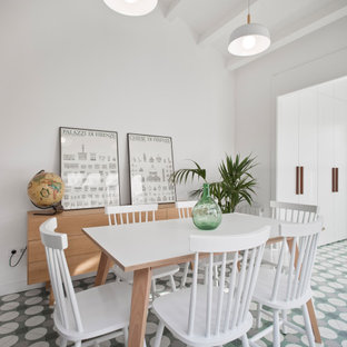 Modernes Esszimmer mit weißer Wandfarbe und buntem Boden in Sonstige