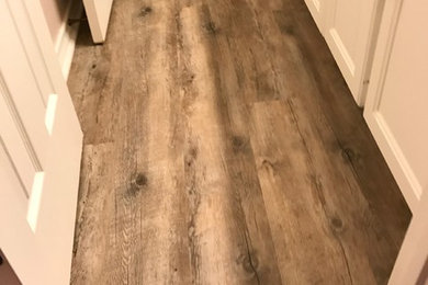 Example of a farmhouse bathroom design in New Orleans