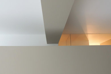 Modelo de salón abierto minimalista con paredes grises