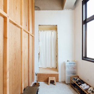 他の地域のインダストリアルスタイルのおしゃれなマッドルーム (白い壁、コンクリートの床) の写真