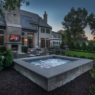 シカゴの小さい長方形トラディショナルスタイルのおしゃれなプール (天然石敷き) の写真