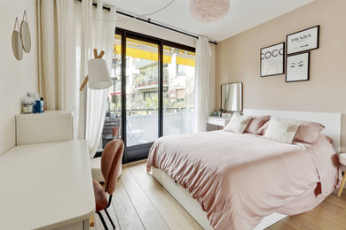 Inspiration för ett mellanstort funkis sovrum, med beige väggar och ljust trägolv