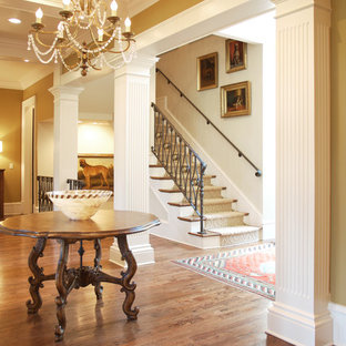 Klassisk inredning av en hall, med mellanmörkt trägolv