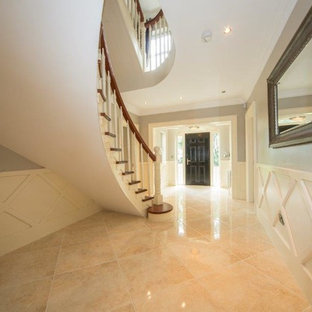 Exempel på en klassisk hall, med grå väggar och terrazzogolv