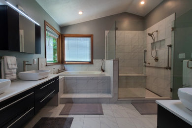 Ejemplo de cuarto de baño principal, doble y flotante moderno con encimera de cuarcita