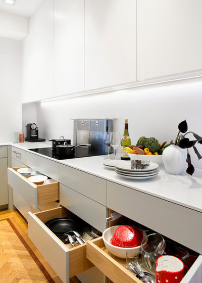 Modern Kitchen by Cezign