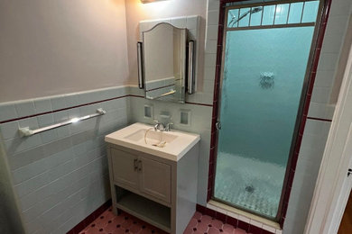 ニューヨークにあるラグジュアリーな中くらいなモダンスタイルのおしゃれな浴室の写真