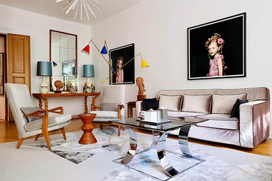 Großes, Abgetrenntes Retro Wohnzimmer mit weißer Wandfarbe in Berlin